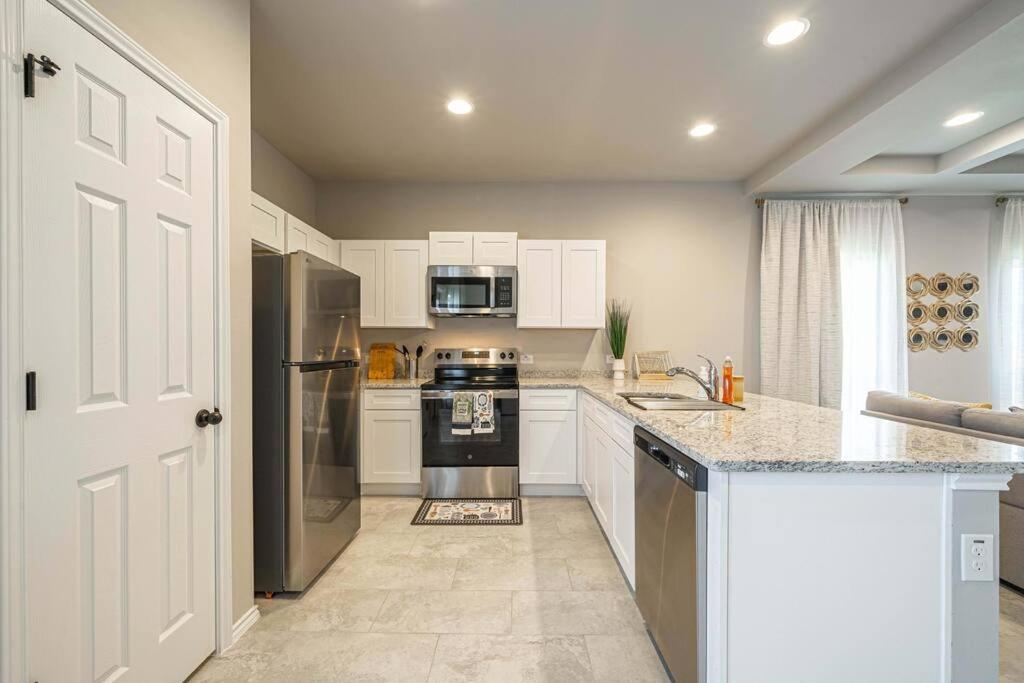 Gorgeous, Brand New 3 Bedrooms Home- Built 2024, Near Seaworld & Lackland Afb ซานอันโตนิโอ ภายนอก รูปภาพ