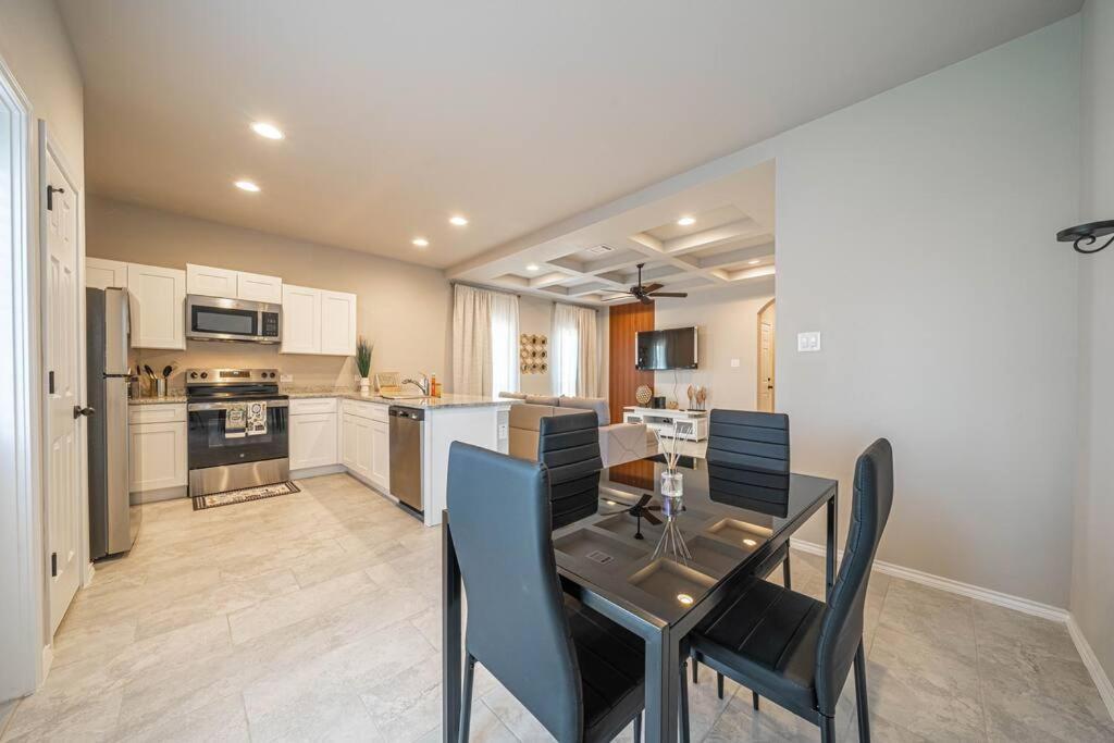 Gorgeous, Brand New 3 Bedrooms Home- Built 2024, Near Seaworld & Lackland Afb ซานอันโตนิโอ ภายนอก รูปภาพ