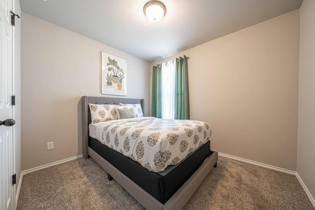 Gorgeous, Brand New 3 Bedrooms Home- Built 2024, Near Seaworld & Lackland Afb ซานอันโตนิโอ ภายนอก รูปภาพ