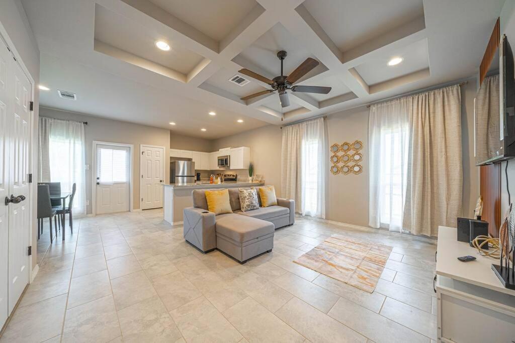Gorgeous, Brand New 3 Bedrooms Home- Built 2024, Near Seaworld & Lackland Afb ซานอันโตนิโอ ภายนอก รูปภาพ