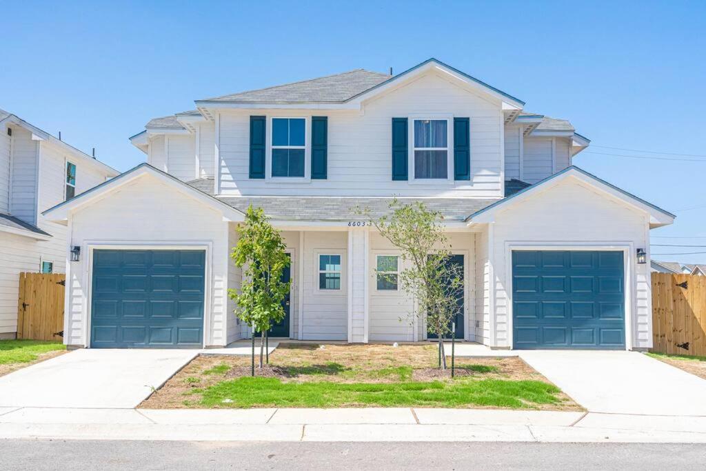 Gorgeous, Brand New 3 Bedrooms Home- Built 2024, Near Seaworld & Lackland Afb ซานอันโตนิโอ ภายนอก รูปภาพ