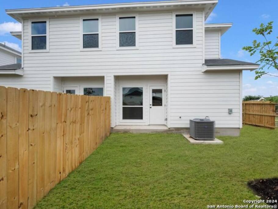 Gorgeous, Brand New 3 Bedrooms Home- Built 2024, Near Seaworld & Lackland Afb ซานอันโตนิโอ ภายนอก รูปภาพ
