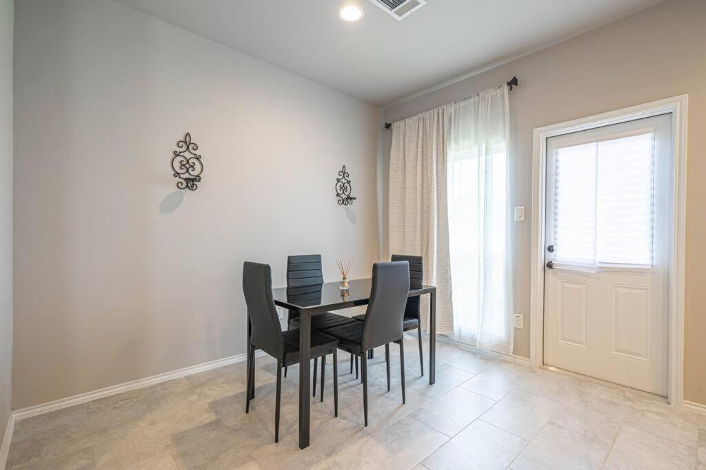 Gorgeous, Brand New 3 Bedrooms Home- Built 2024, Near Seaworld & Lackland Afb ซานอันโตนิโอ ภายนอก รูปภาพ