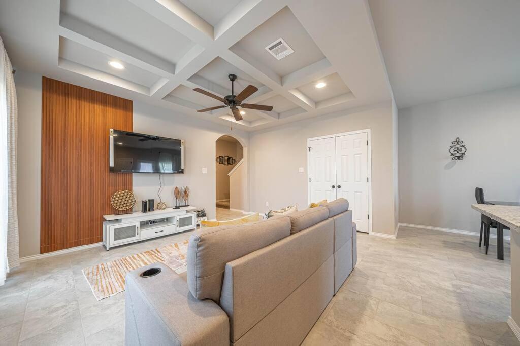 Gorgeous, Brand New 3 Bedrooms Home- Built 2024, Near Seaworld & Lackland Afb ซานอันโตนิโอ ภายนอก รูปภาพ