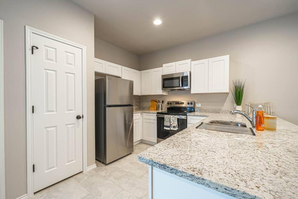 Gorgeous, Brand New 3 Bedrooms Home- Built 2024, Near Seaworld & Lackland Afb ซานอันโตนิโอ ภายนอก รูปภาพ