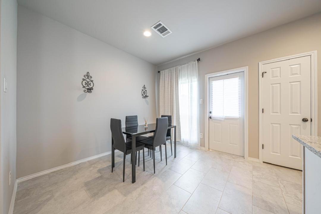 Gorgeous, Brand New 3 Bedrooms Home- Built 2024, Near Seaworld & Lackland Afb ซานอันโตนิโอ ภายนอก รูปภาพ