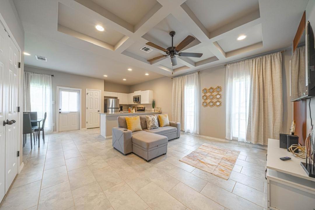 Gorgeous, Brand New 3 Bedrooms Home- Built 2024, Near Seaworld & Lackland Afb ซานอันโตนิโอ ภายนอก รูปภาพ